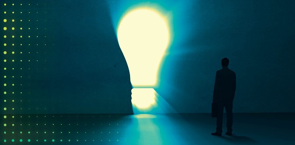 Head de inovação olha para a luz no formato de uma lâmpada ao ter uma ideia de inovação aberta para o mercado financeiro.