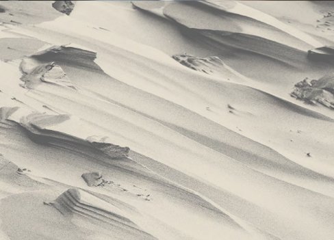 Governança RTM – imagem abstrata em tons de cinza, representando os desenhos que o vento produz na areia