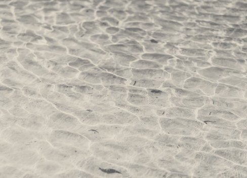 Socioambiental RTM – imagem abstrata em tons de cinza, representando reflexos na água