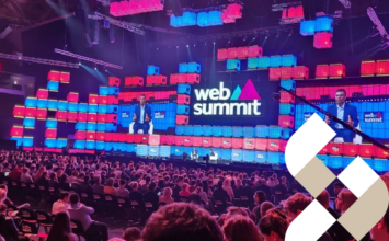 Palco principal do Web Summit 2022, realizado em Lisboa. Imagem é capa da notícia sobre os painéis de destaque do evento.