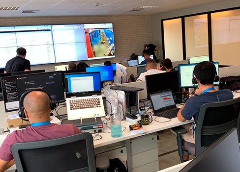 Equipe técnica trabalhando no escritório RTM em São Paulo