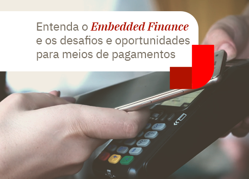 Consumidor paga com o celular na máquina de pagamentos. Na imagem tem a frase 'Entenda o embedded finance e os desafios e oportunidades para meios de pagamentos'.