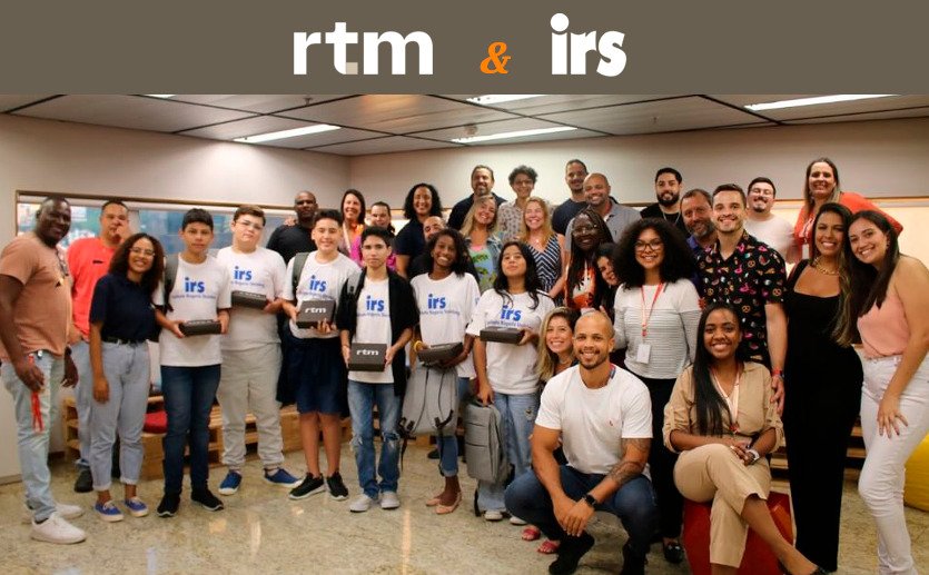 Imagem com todo o grupo que participou da dinâmica realizada pelo IRS na RTM