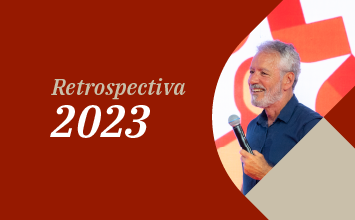 Newsletter Conexão 253 - Retrospectiva 2023 - Imagem de nosso CEO, André Mello, discursando no evento de final de ano para os colaboradores