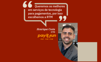 Imagem em vermelho escuro com a foto de um homem branco, de terno, sorrindo. Ao lado, tem um balão de fala com a afirmação "“Queremos os melhores em serviços de tecnologia para pagamentos, por isso escolhemos a RTM”. Henrique Costa, CTO, e o logo da Pay4Fun.