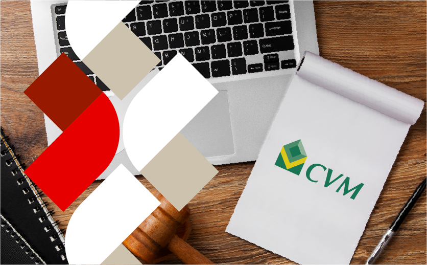 Teclado de um notebook e um caderno com o logo da CVM estampado.